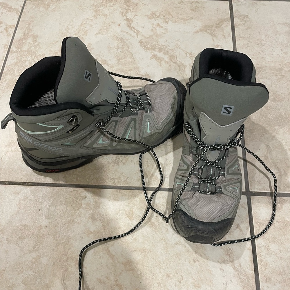 Salomon Quest Gore-Tex hiking boots, women’s size 9